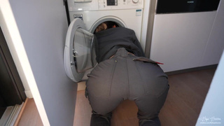 Клянусь, это не постанова! Реально в стиралке застряла, а я ей помог